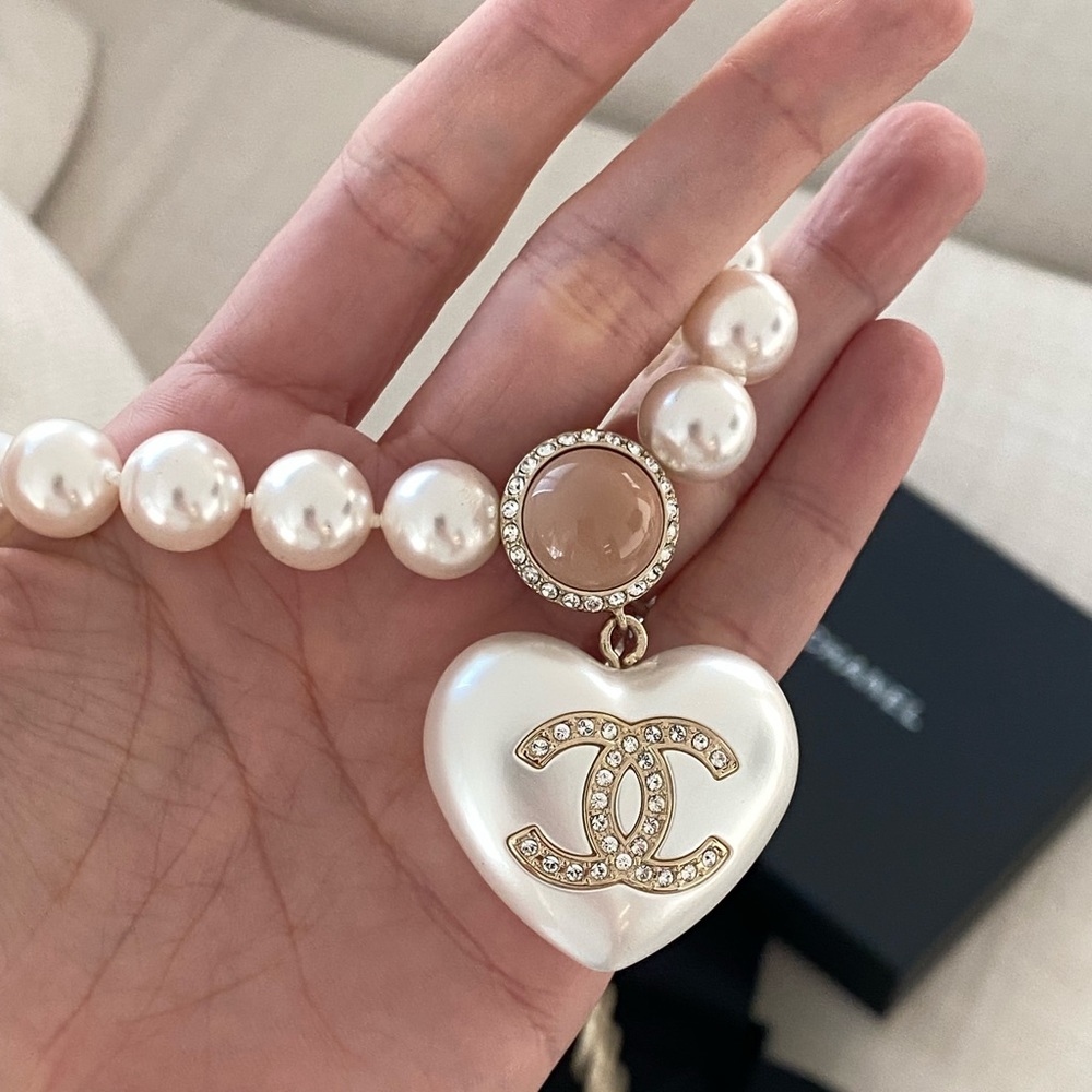 Chanel Pearl heart necklace new in box FW21